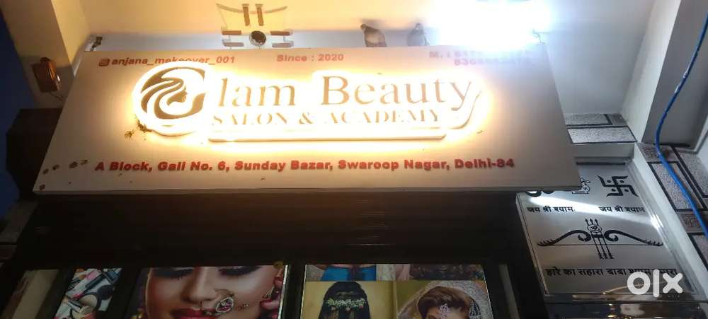 Beauty parlour all accessories available on comfortable price