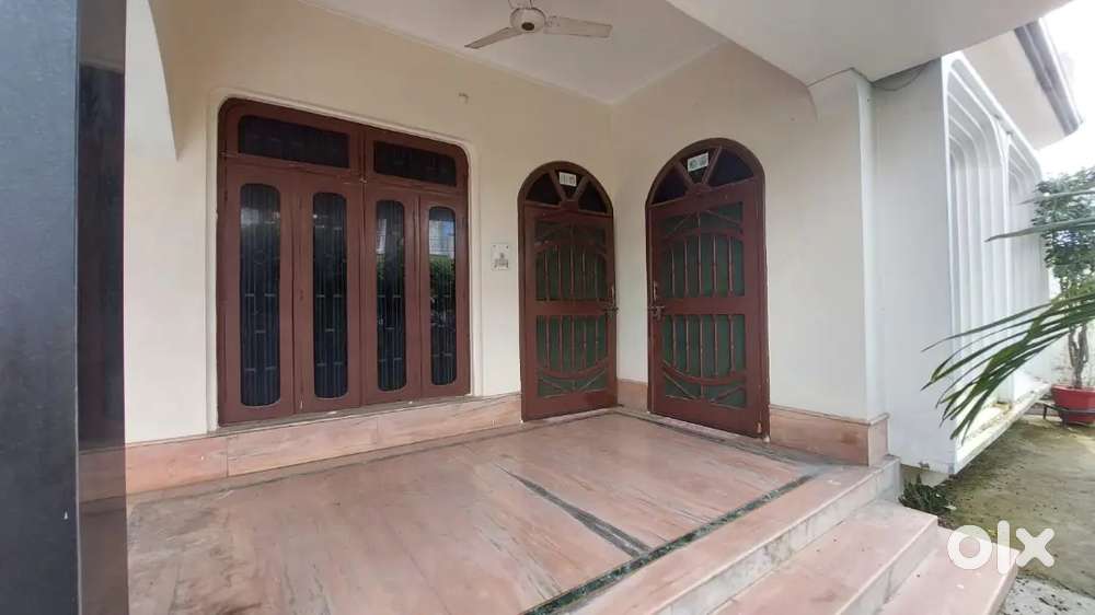Big Spacious House close to main road