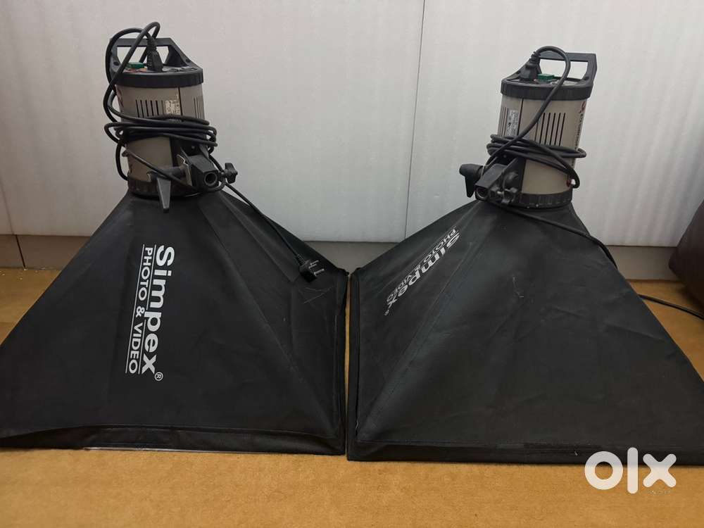 3 PROLINCHROME 23 & 1 SIMPEX 23 LIGHTS WITH SOFTBOX AND STANDS