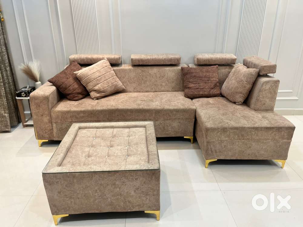 5 seater L shape sofa with 2 puffies and center table