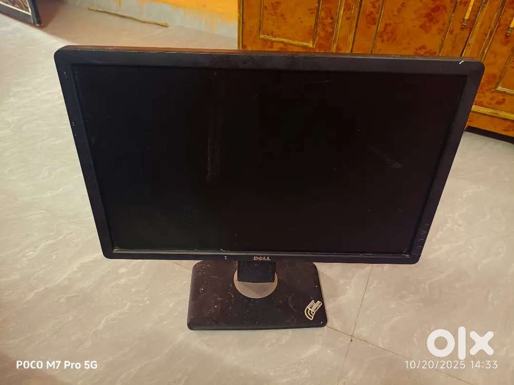 Dell 18 inches led monitor display has lines