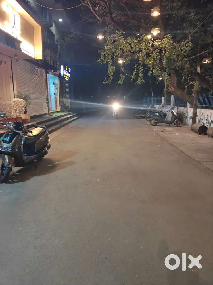 Prime location mein dukaan Naturals ke pass old access ke paas Jabardn