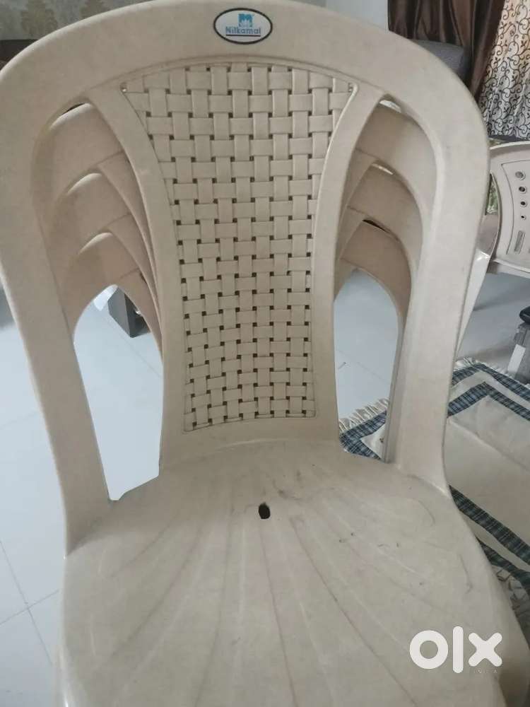 Nilkamal 4 seater dining table with chairs