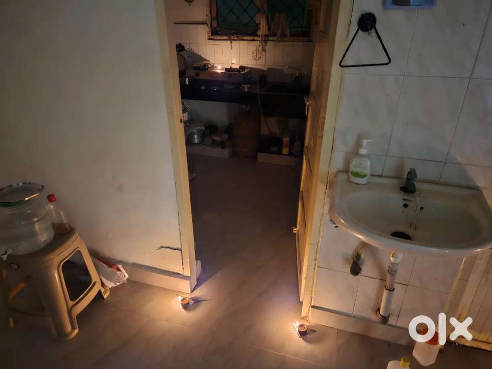 Seeking housemate (Not rental) Clean, Professional, Non-Smoker