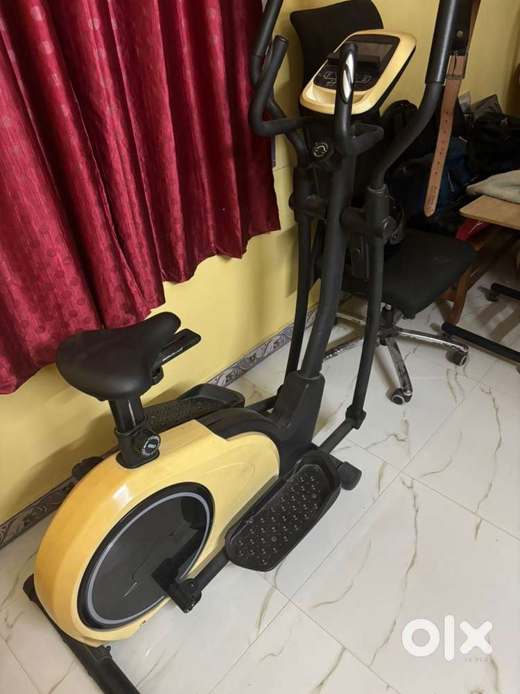 Elliptical cross trainer