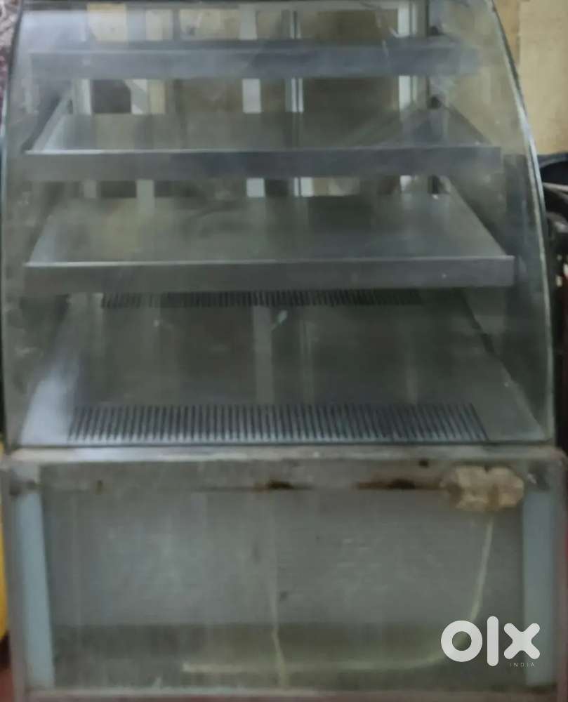 Cold counter with curve glass