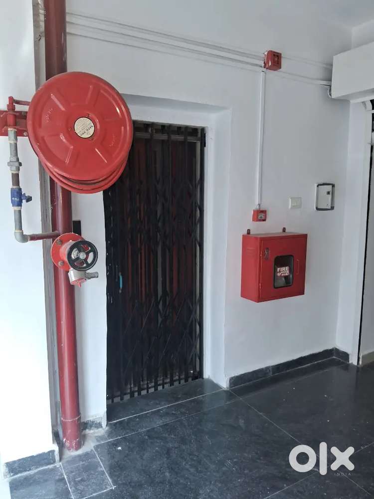 Rent 5000 Sqft. Basment+4 Floor Comercial Complex Vibhutkhand Gomti N.