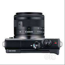 Canon M100 Mirrorless camera in Excellent Condition with Macro lens