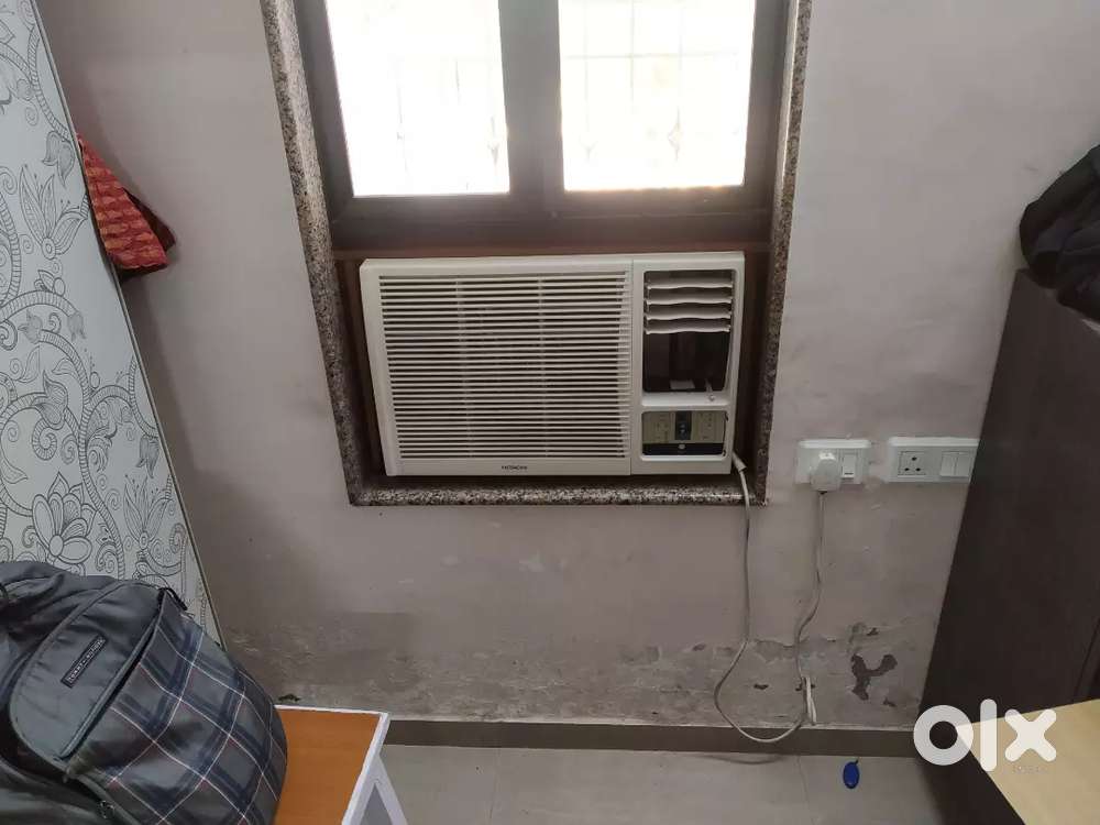 HITACHI window ac 1 ton IN GOOD CONDITION
