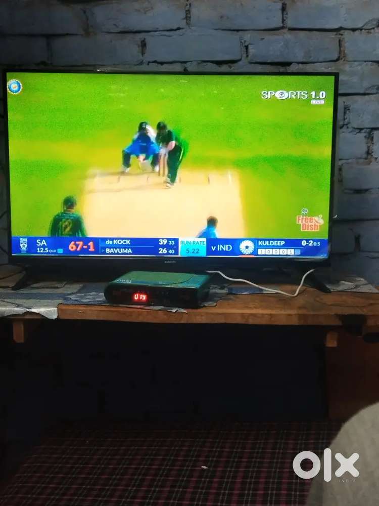 TV bechni Hai ine Veri good condition warranty bhi hai