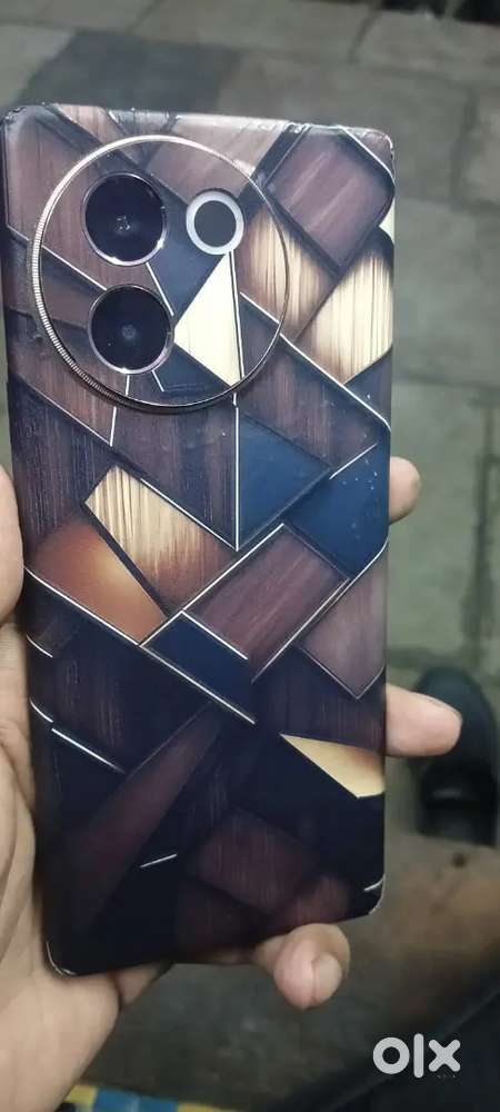 Vivo v30e 8+8/128gb with charger and box lyt crack uper glass