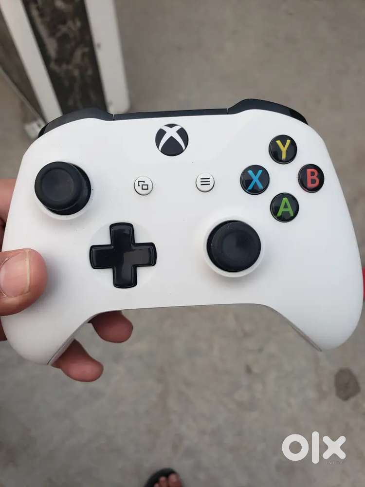 Xbox One controller with Bluetooth and 3.5 mm jack