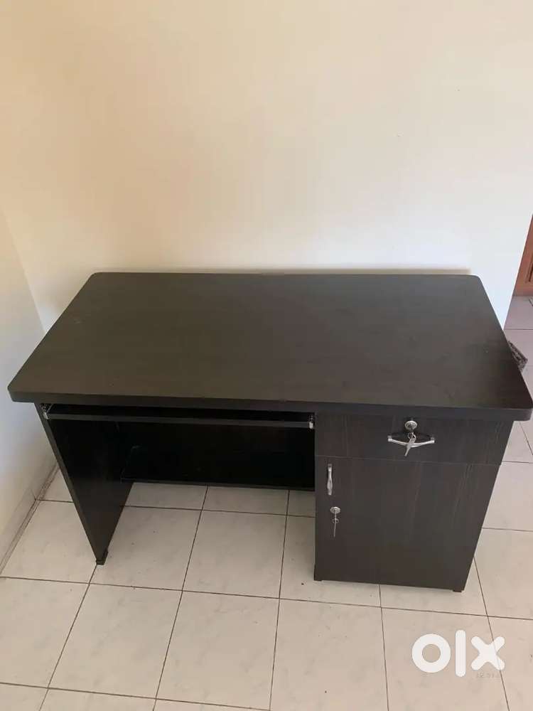 Almost NEW Computer Desk / Work Desk