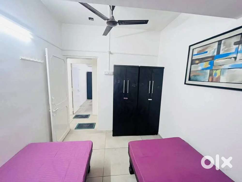 Girls pg in old padra road now. With affordable price and security