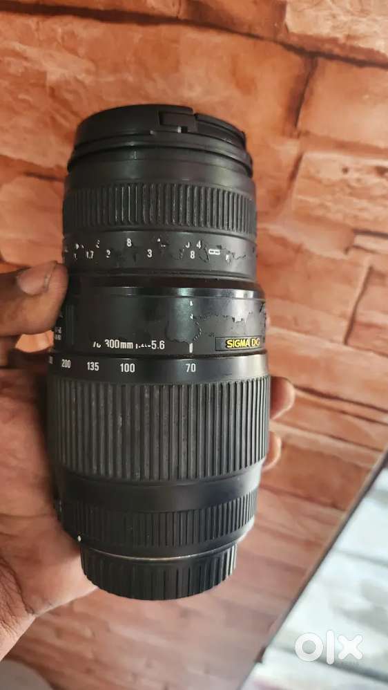 Urgent sale SIGMA 70 - 300 mm F4-5.6 DG Macro Telephoto Zoom Lens