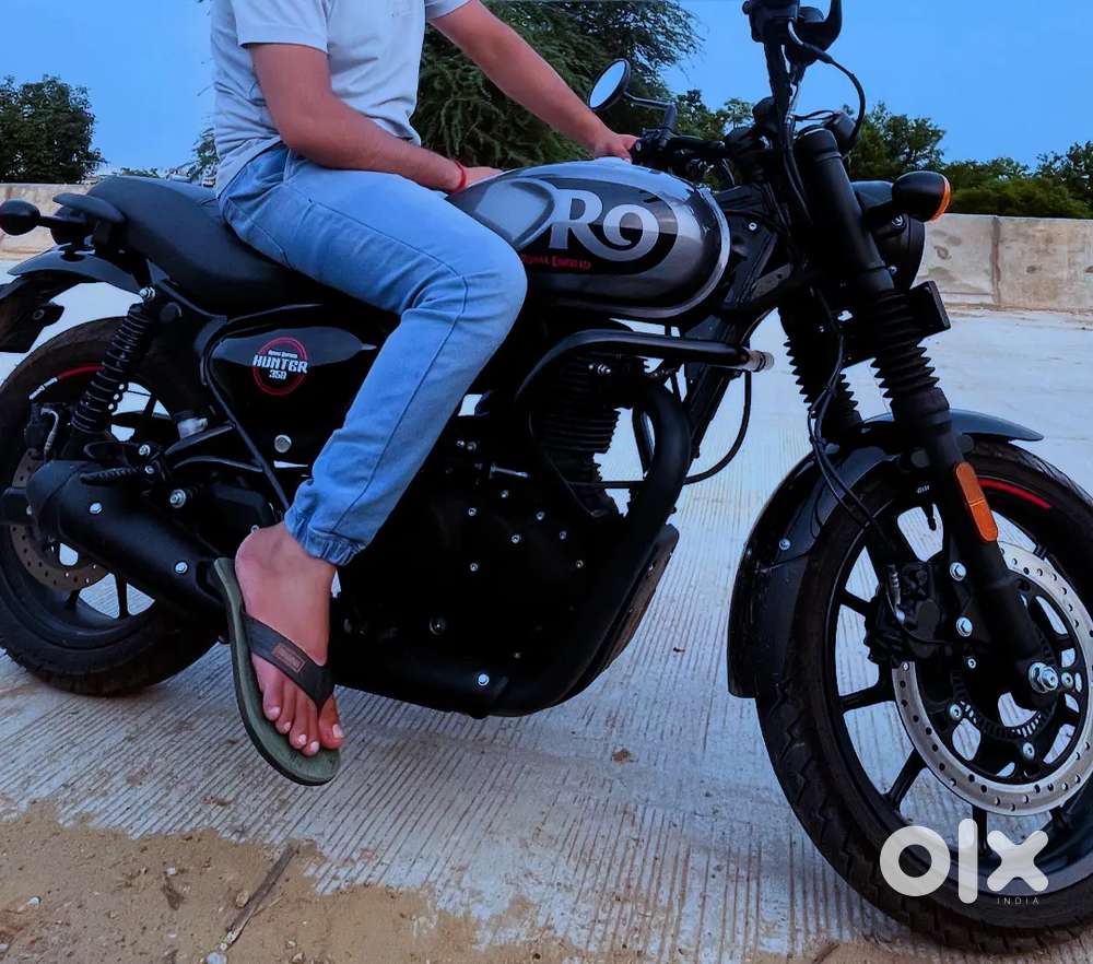 a stylish lightweight roadster motorcycle designed for city riding,