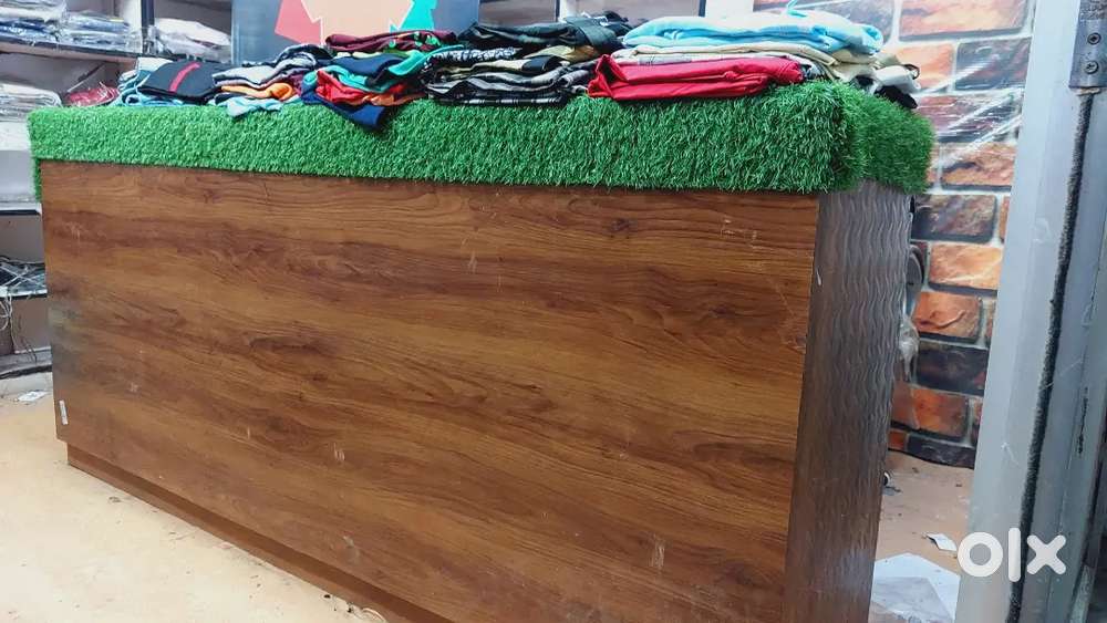 Shirt ,Jeans, Dummy aur shop ke items kam rate mei..