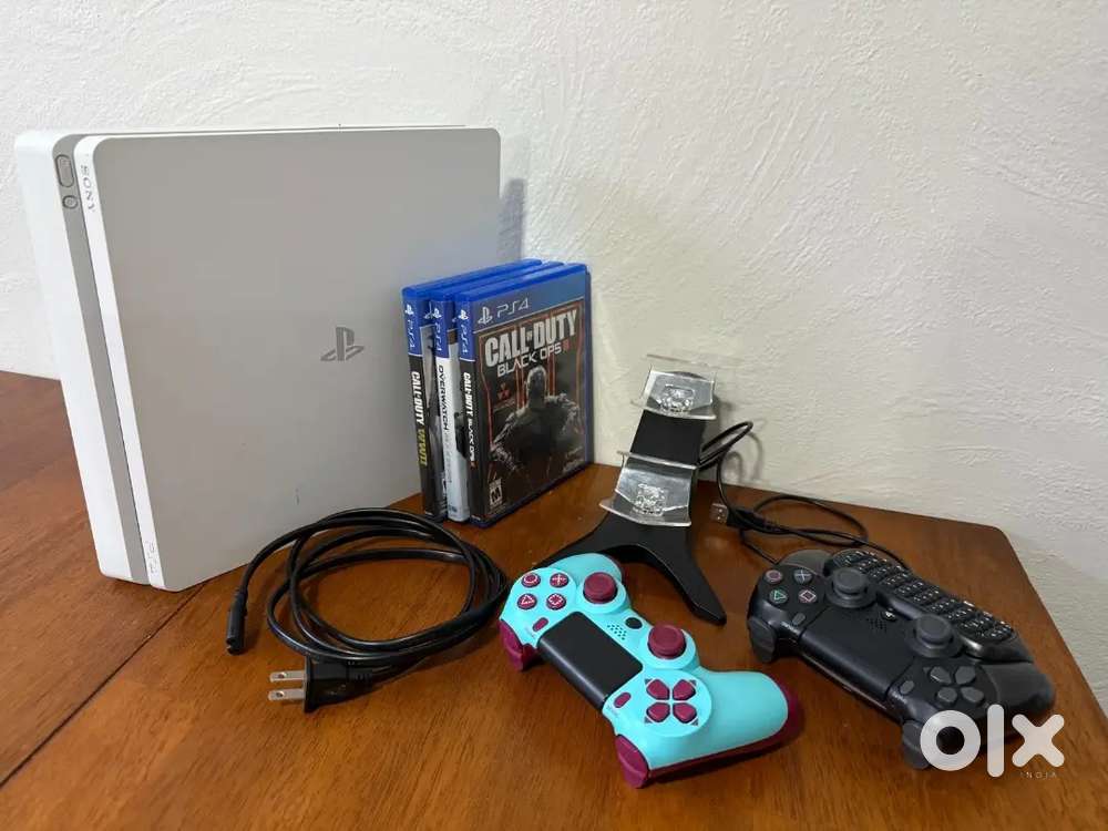 Sony Play Station 4, PS4 Slim 2nd Gen 500GB, 3 games, 2 controllers