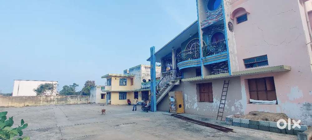 Building and land far rent