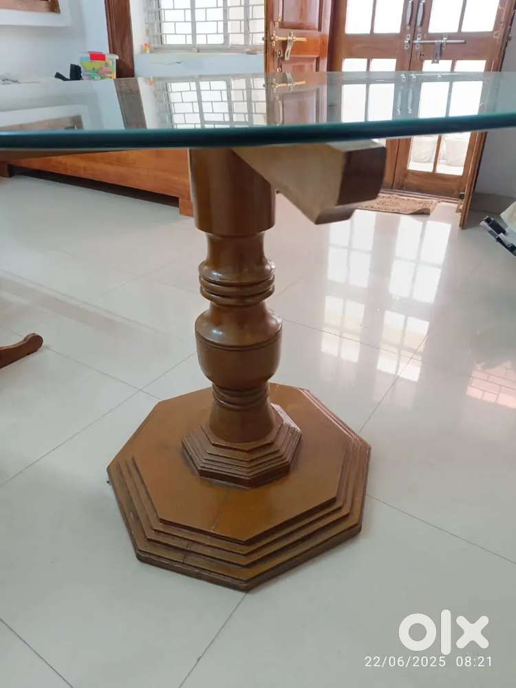 Dining table with glass in very good condition