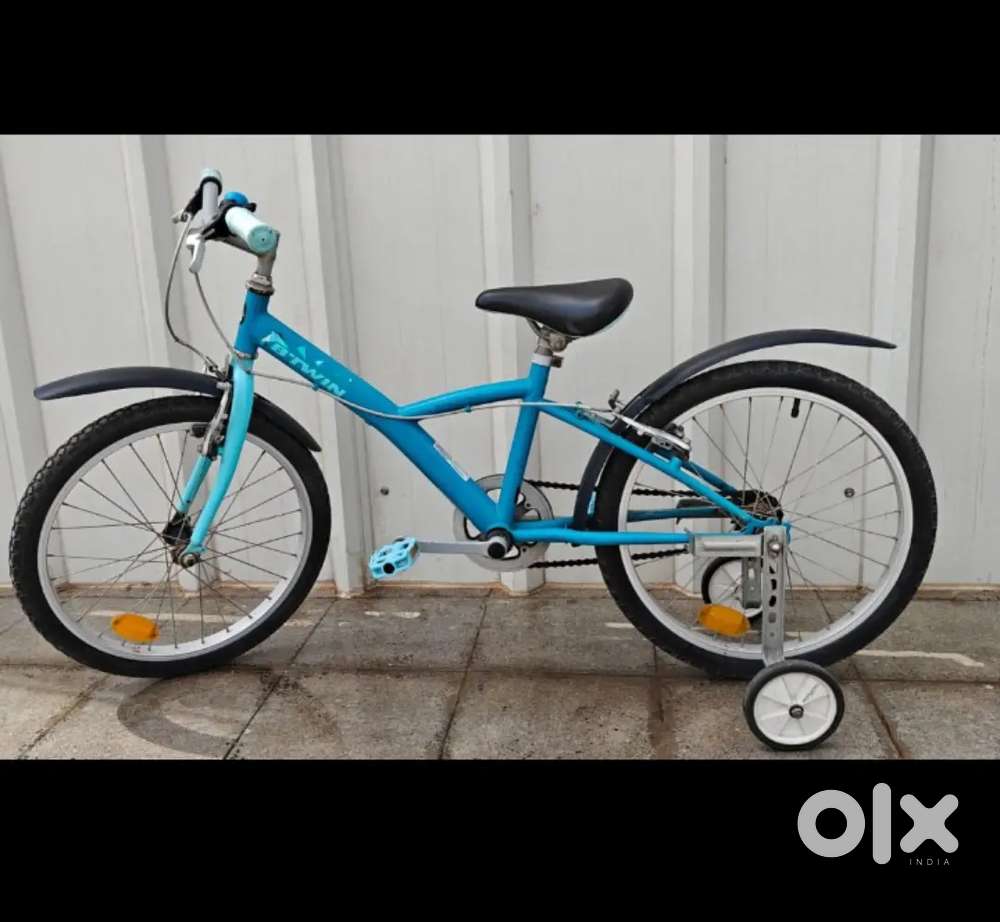 Kids bicycle with extra supporting wheels