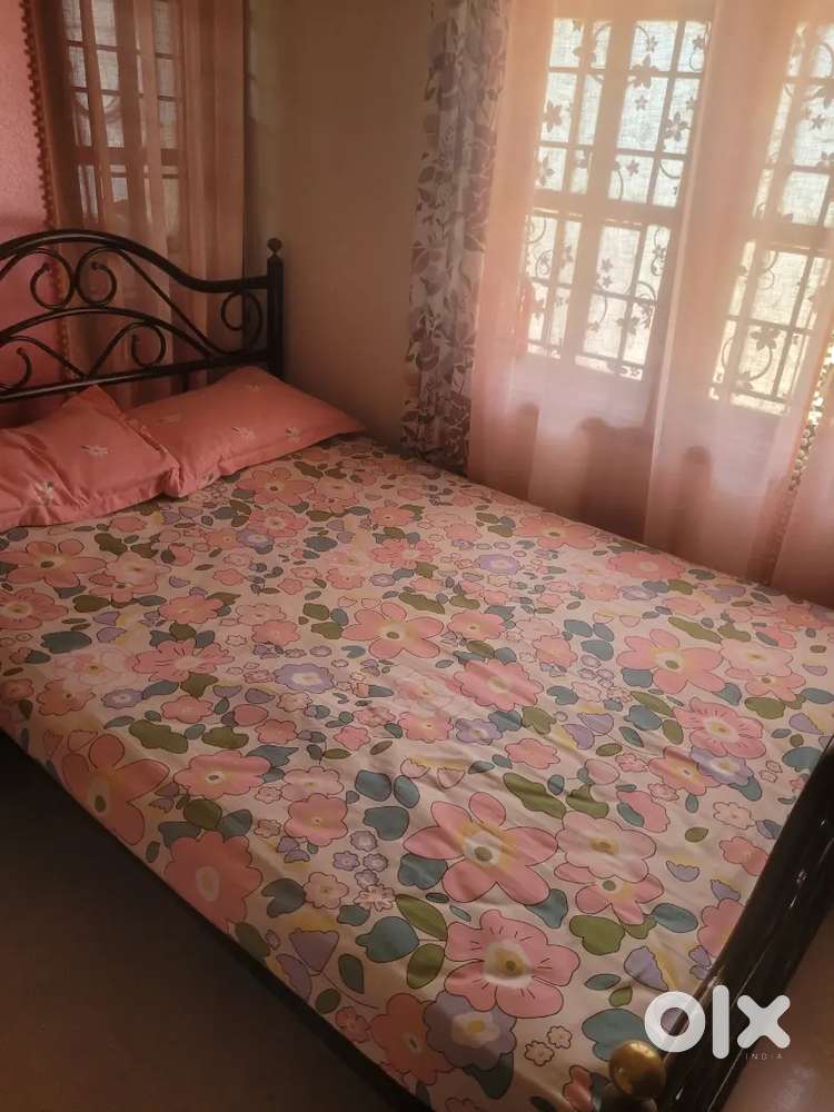 Single Metal bed of size 6×4 with mattress