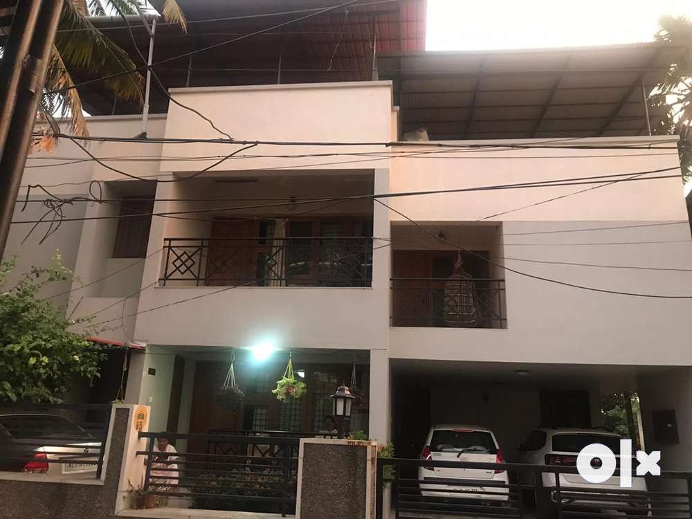 Fully furnished 3 BHK wth 2 attached bathroom and 1 common bathroom