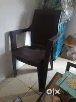 Chaar pai hai 2 or 3 chair hai plastik ki bhadiya bechni h