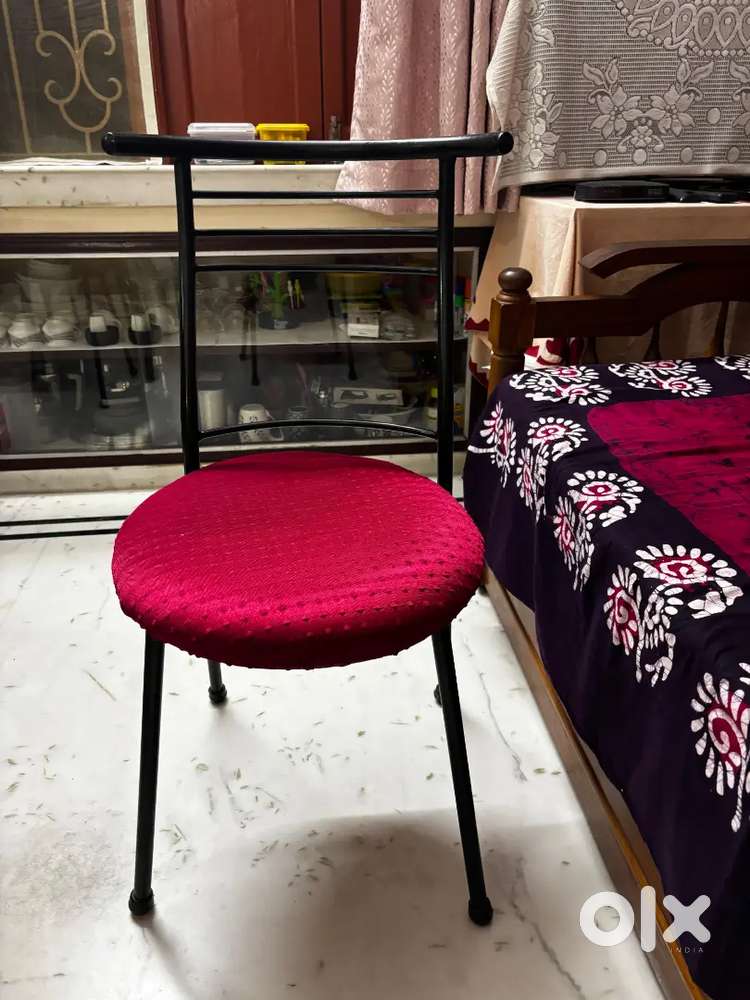 4 seater iron oval glasstop dining table