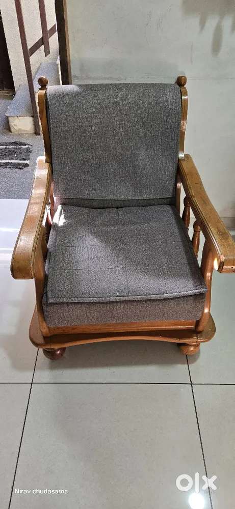 2 singal& 1 3 sitter sofa & 2pc puffy