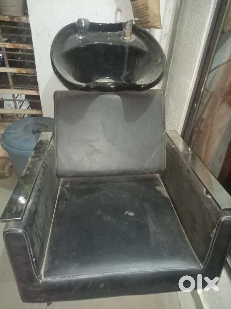 Parlour shampoo chair