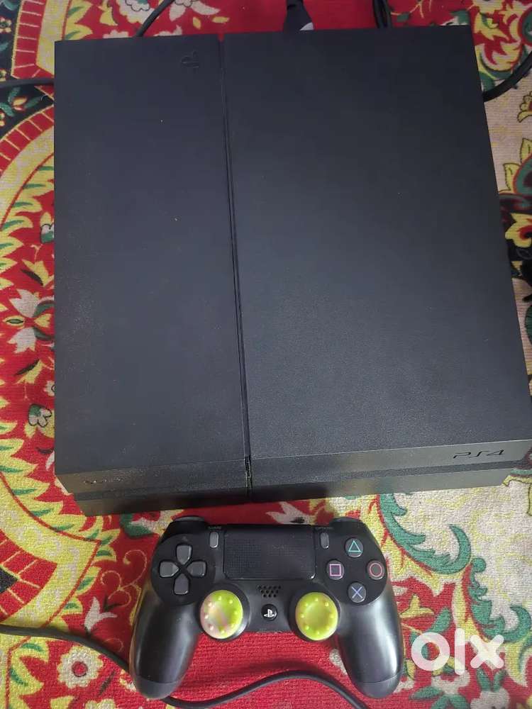 Ps4 inbest condition with original sony dual sock control 1tb variant