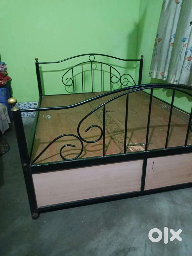 KING SIZE BOX TYPE 5.5'X6.5' AND IRON RACK & Wooden Office Table 3x2'
