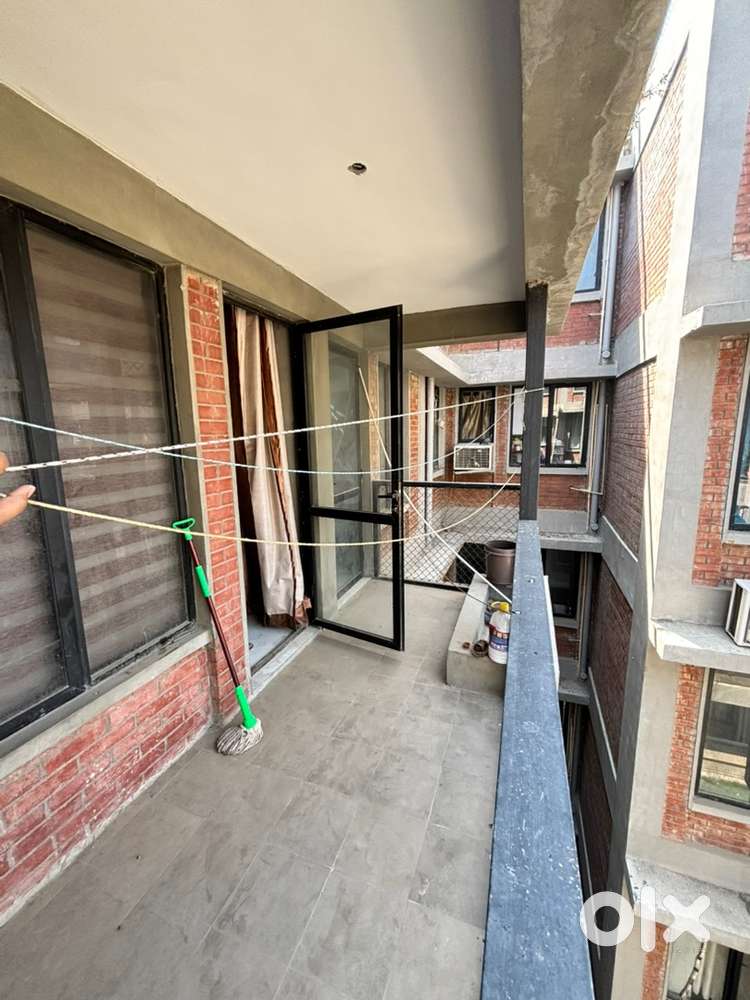 flats 2bhk semi furnished main road 2bhk