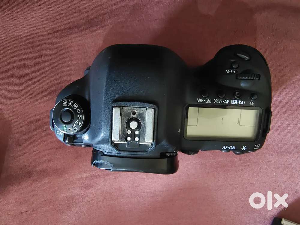 Canon EOS 5d mark 4 body with flash