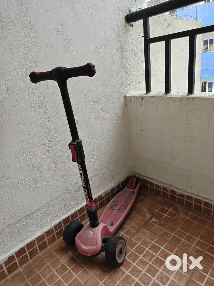 Hamleys 3 wheel scooter