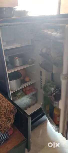 5years old 190 liters whirlpool fridge