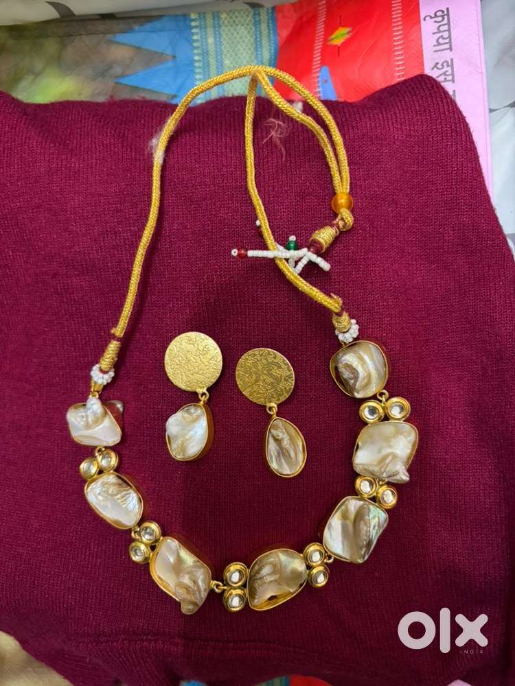 Golden kundan stone neckpiece