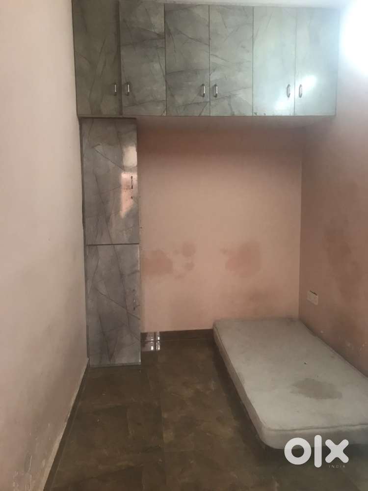 10k FULLY FURNISHED AVAILABLE NEAR KARKARDUMA COURT METRO STATION