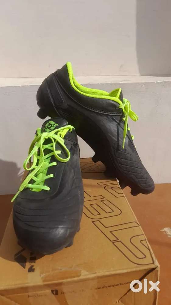 Football nivia air strike shoe size 10