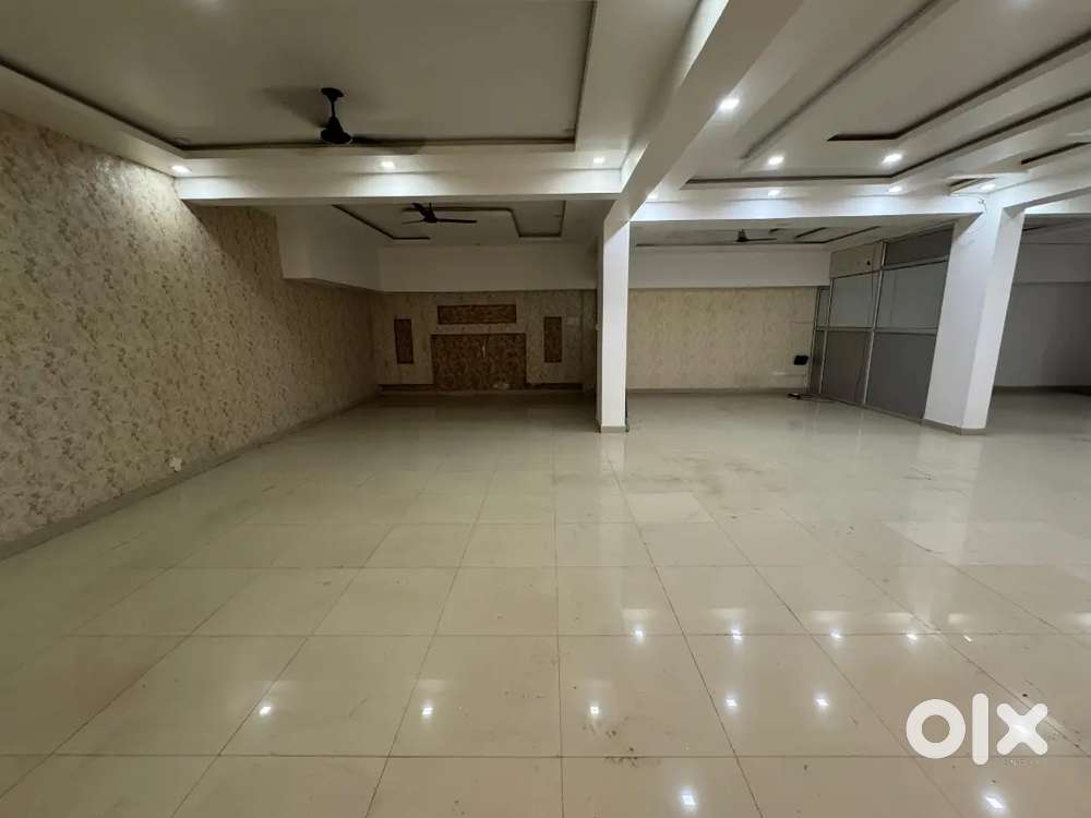 1500sqft hall commercial prime location corner kathauta to haniman Lko