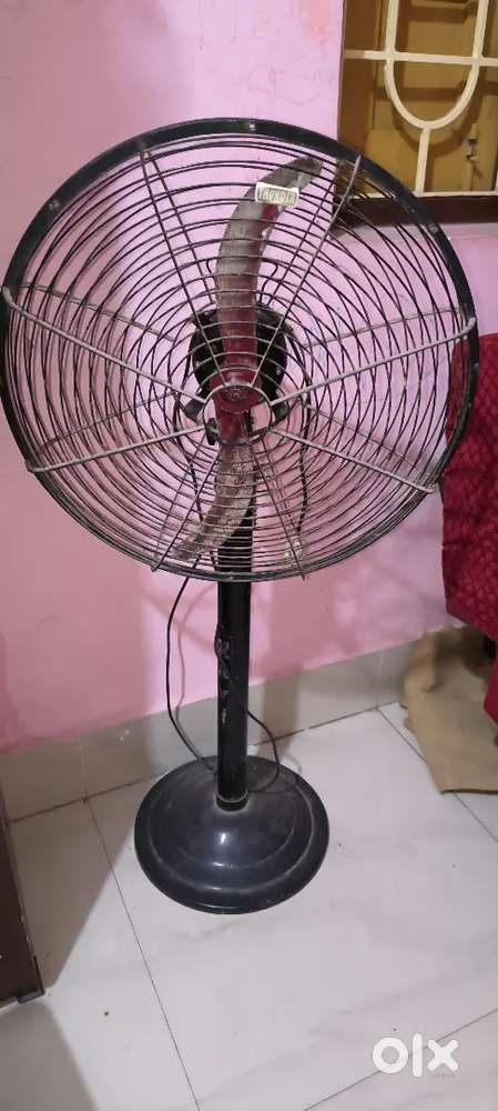 A standing fan
