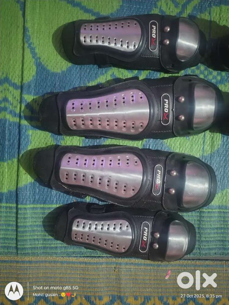 Sports shoes and cresh guard