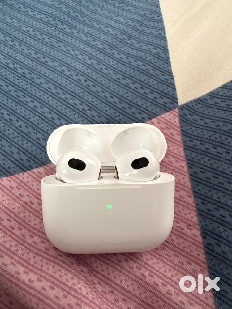 Apple airpods 1 year old with box