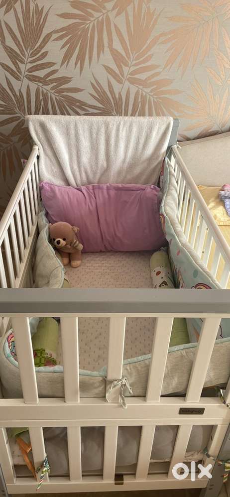 Babyhug extendable crib