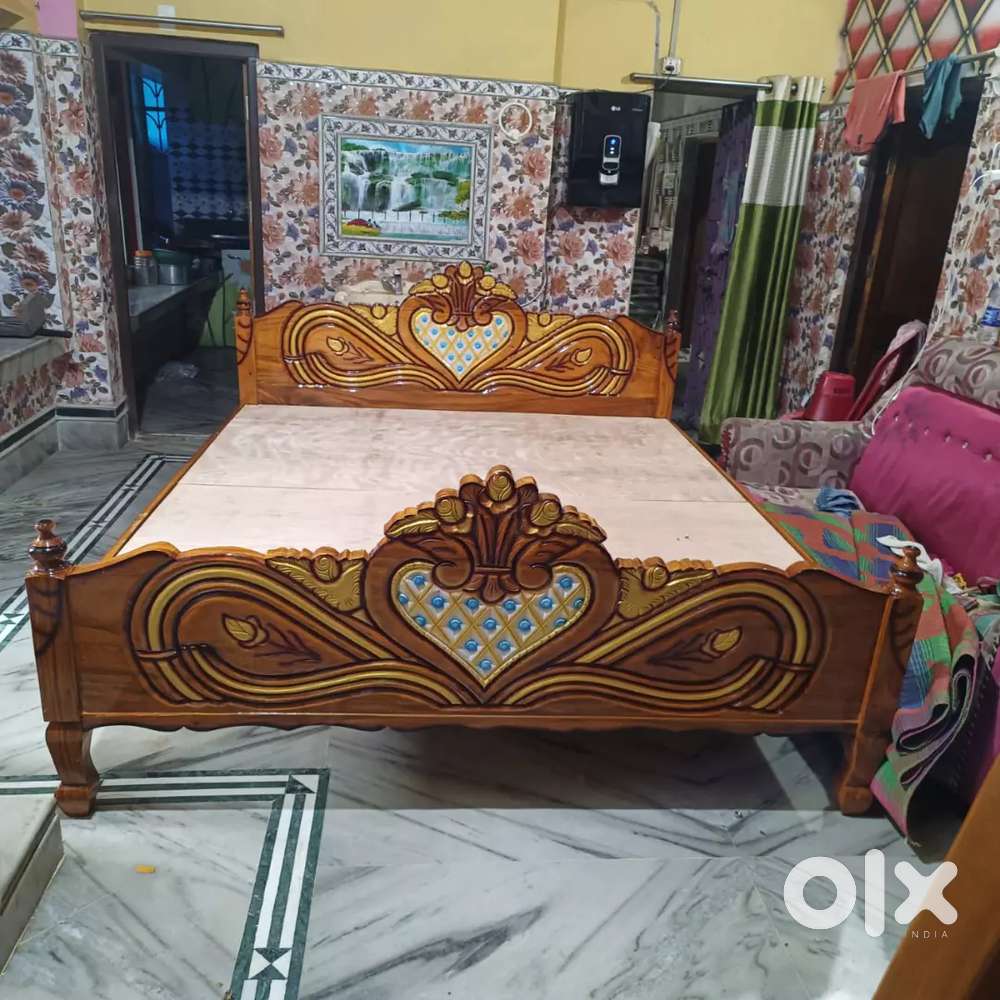 একটি খাট ,একটি আলমারি , একটি ড্রেসিংটেবিল বিক্রি আছে