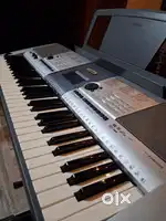 Keyboard- YAMAHA PSR-l425