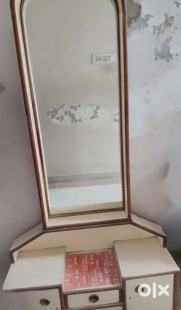 ड्रेसिंग टेबल बेचना है।