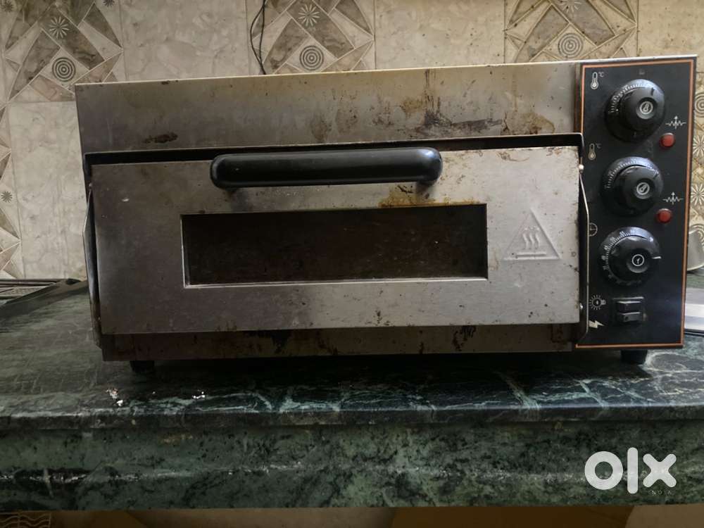 Electric pizza oven with stone base