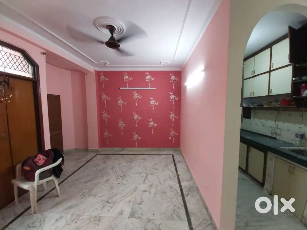 2BHK  WITH STILL CAR PARKING.  80 GAJ.  In Garhi. East of KAILASH